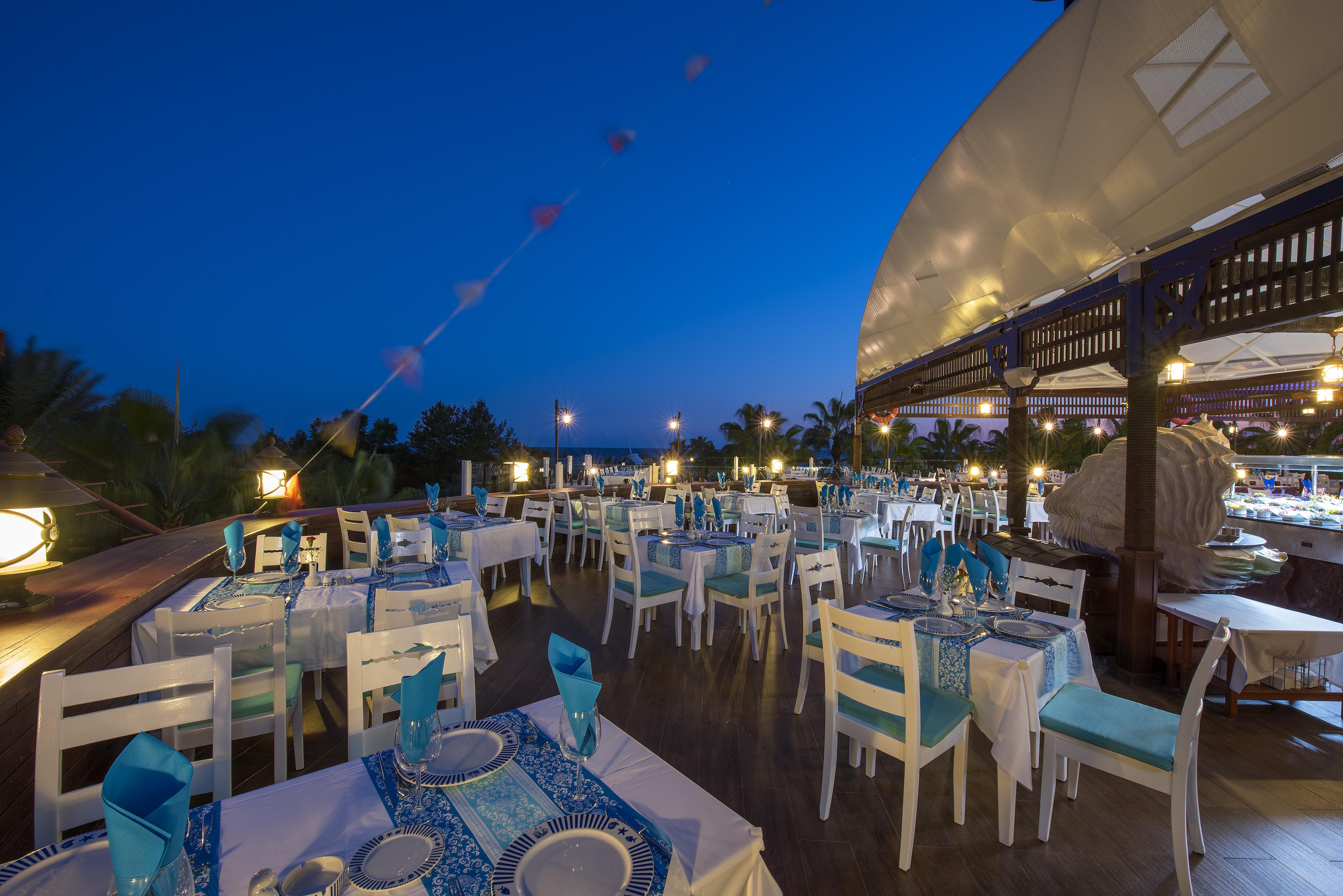 Sentido Kamelya Fulya Hotel & Aqua Colakli ภายนอก รูปภาพ The restaurant at the top of the pyramid