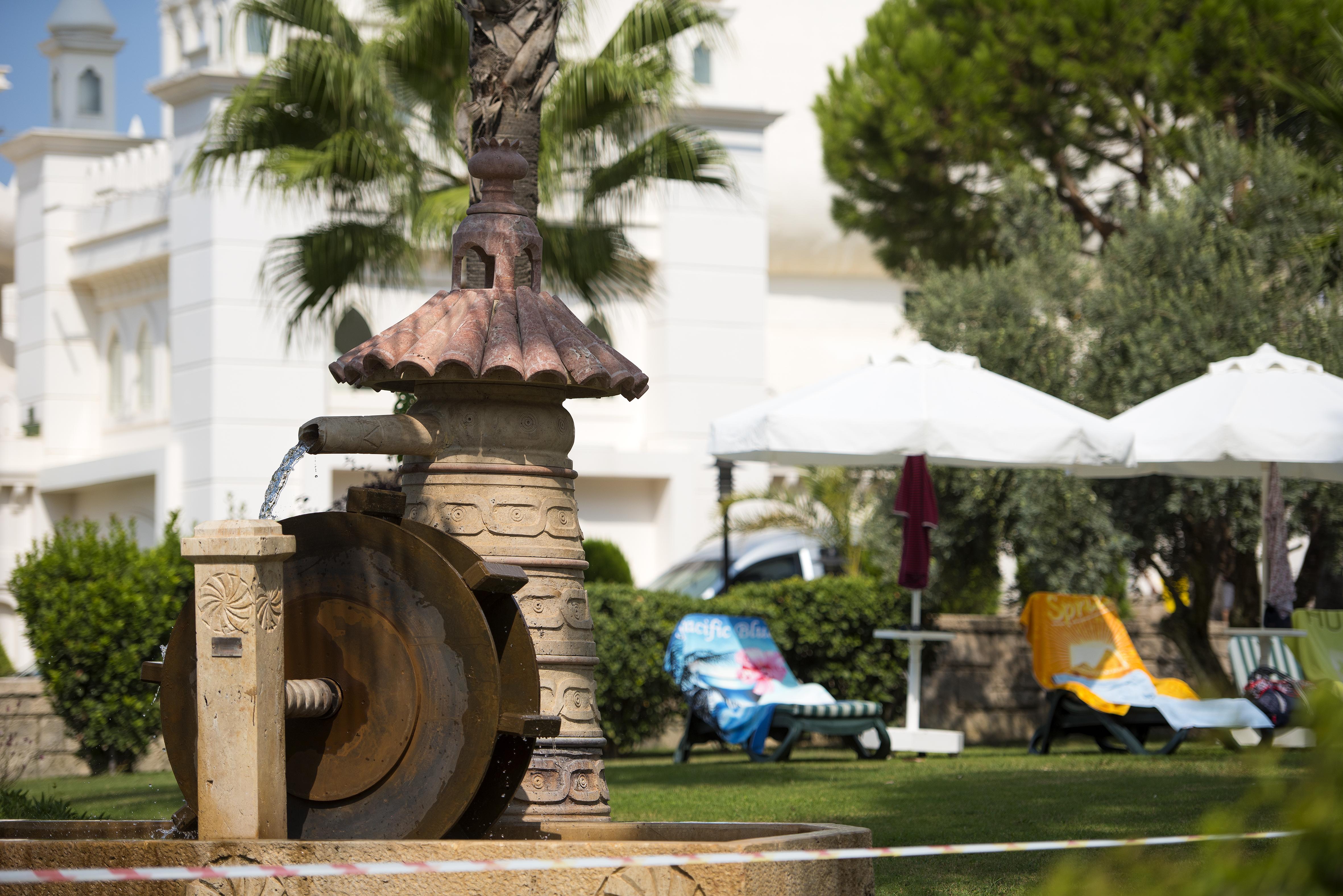 Sentido Kamelya Fulya Hotel & Aqua Colakli ภายนอก รูปภาพ Fountain in the garden of the hotel